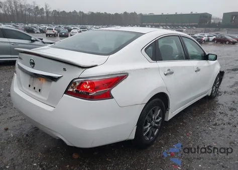 2015 Nissan Altima 2.5 S z USA, uszkodzony, nr VIN 1N4AL3AP4FC252355